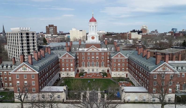 9 câu nói ‘sấm truyền’ trên tường thư viện Harvard: Bảo sao ngôi trường này sản sinh ra nhiều người giàu đến thế!- Ảnh 1.