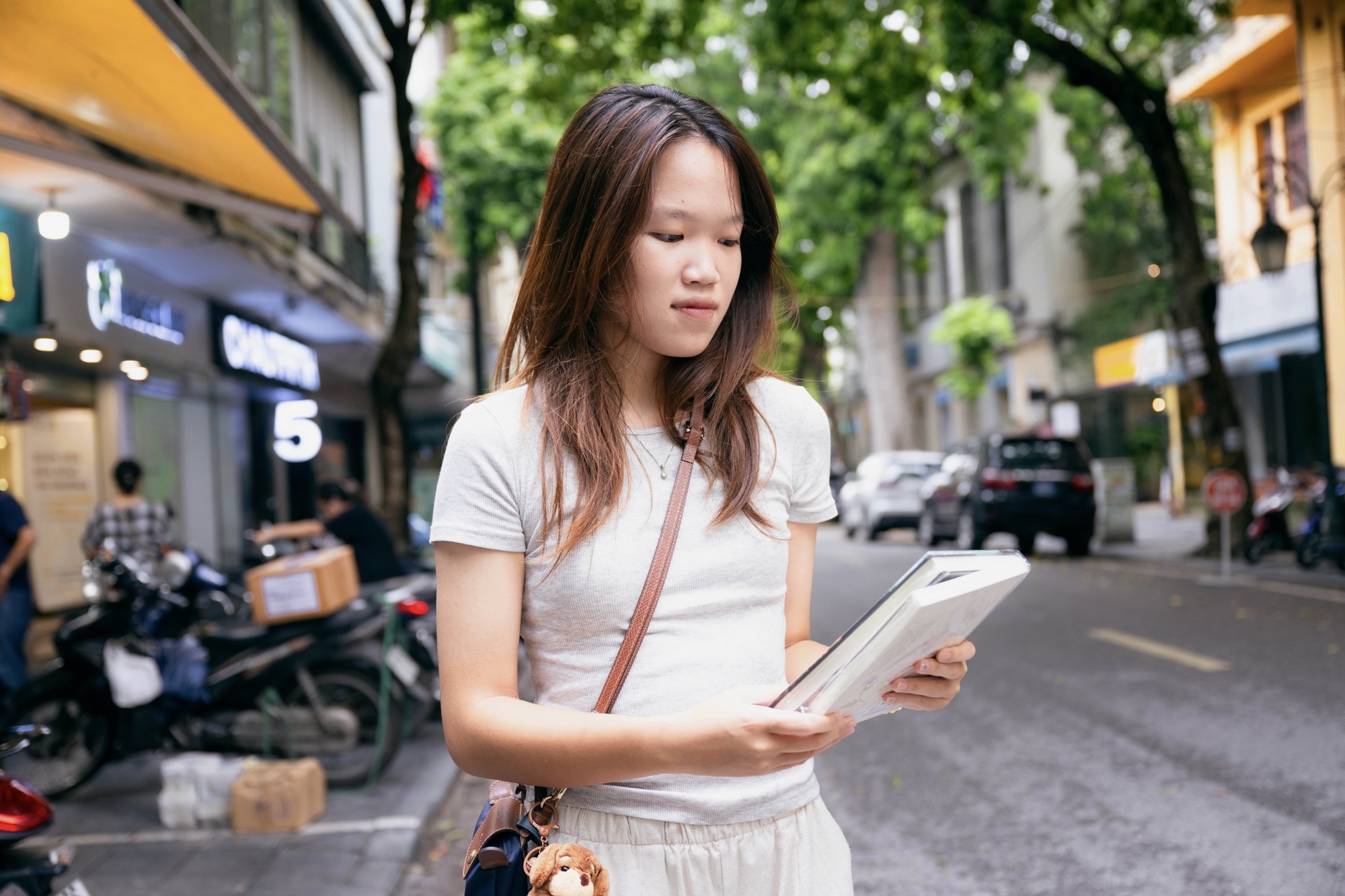 Phố sách Đinh Lễ đã đổi thay: Ngỡ ngàng vì tiệm Huy Hoàng đóng cửa, Ngân Nga bề thế nay thu hẹp, sạp cũ hóa quán cà phê…- Ảnh 4.