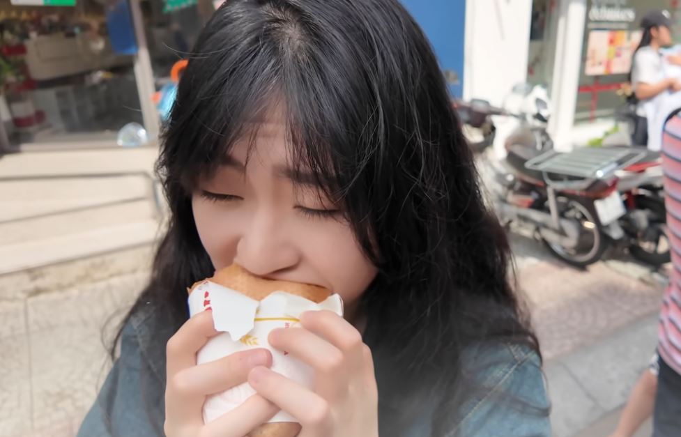 Khách Trung mê mẩn 1 loại bánh Việt Nam, nhận xét "đỉnh quá, mang 10 cái về Trung Quốc được không?"- Ảnh 5.