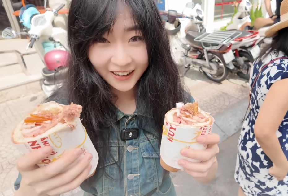 Khách Trung mê mẩn 1 loại bánh Việt Nam, nhận xét "đỉnh quá, mang 10 cái về Trung Quốc được không?"- Ảnh 3.