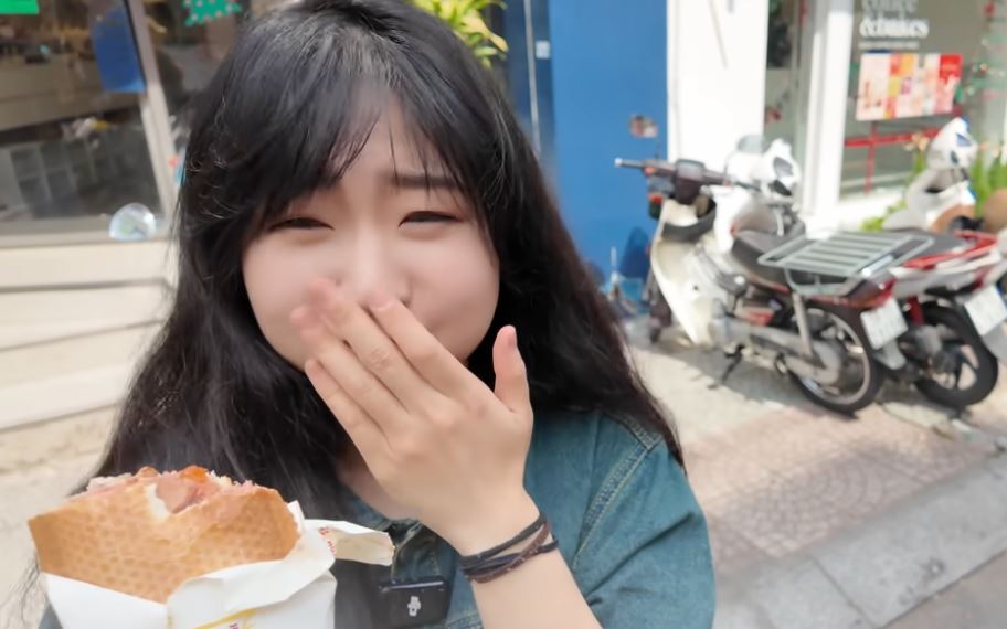 Khách Trung mê mẩn 1 loại bánh Việt Nam, nhận xét "đỉnh quá, mang 10 cái về Trung Quốc được không?"- Ảnh 6.