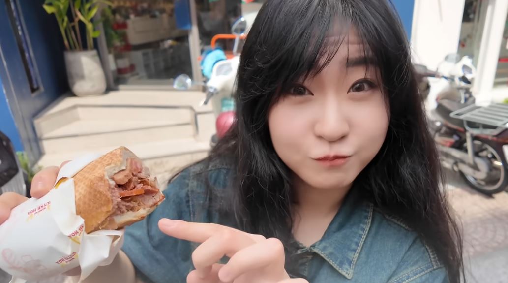 Khách Trung mê mẩn 1 loại bánh Việt Nam, nhận xét "đỉnh quá, mang 10 cái về Trung Quốc được không?"- Ảnh 7.
