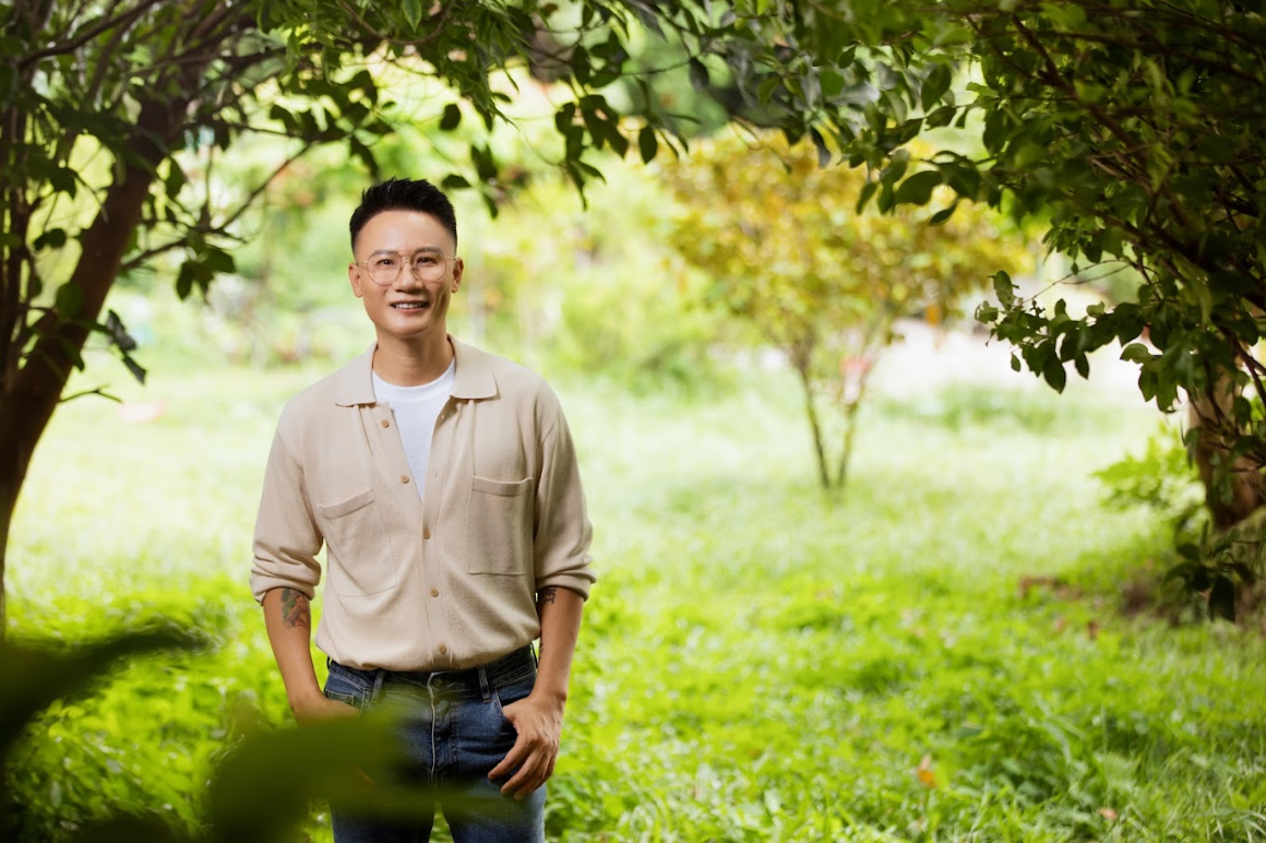 "Yêu nụ cười Việt Nam", Hoàng Bách kể chuyện dấu ấn "nụ cười" tươi sáng từ tình yêu đất nước- Ảnh 1.