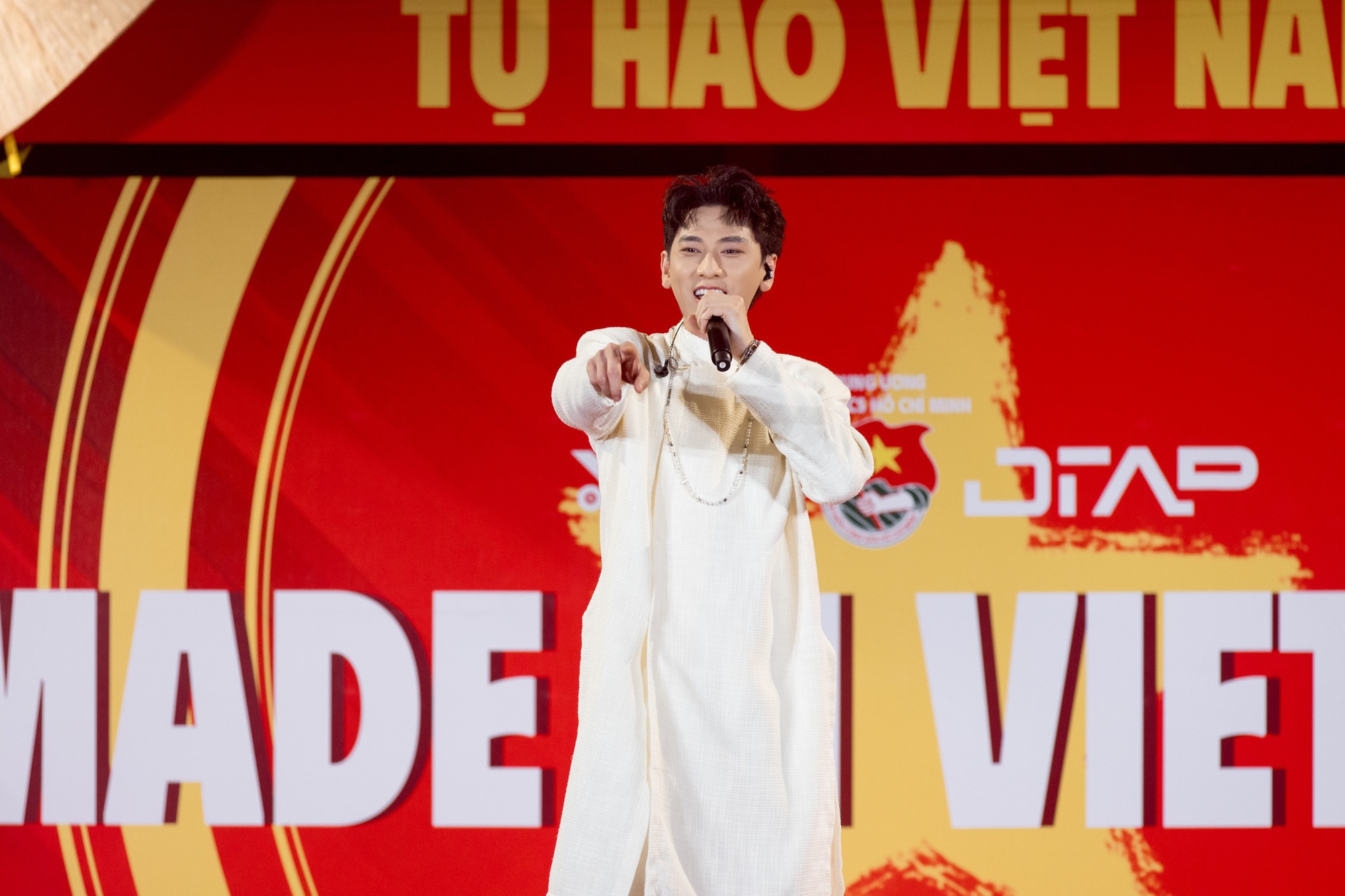 Đây chính là album hoành tráng nhất Đại lễ 2/9: Loạt sao hạng A chung tiếng lòng, dàn Em Xinh khóc nấc vì Mỹ Tâm- Ảnh 9.