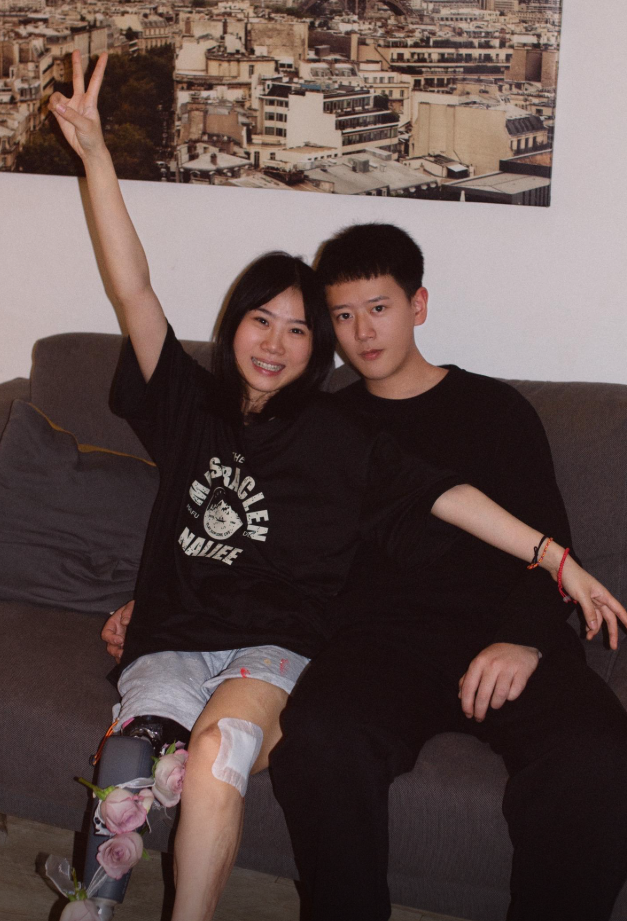 Chuyện tình “3 lần được cứu sống” của cô gái một chân và chàng lính cứu hoả điển trai- Ảnh 2.