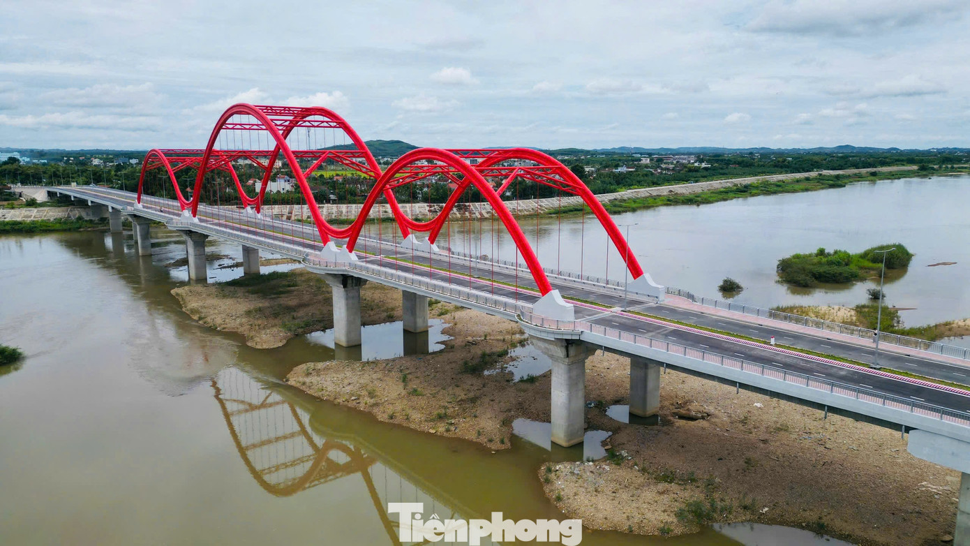 Cận cảnh cầu vòm thép đầu tiên ở Quảng Ngãi mang tên Phước Lộc- Ảnh 2.
