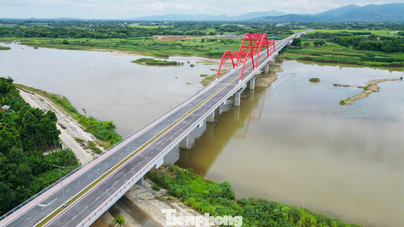Cận cảnh cầu vòm thép đầu tiên ở Quảng Ngãi mang tên Phước Lộc- Ảnh 1.