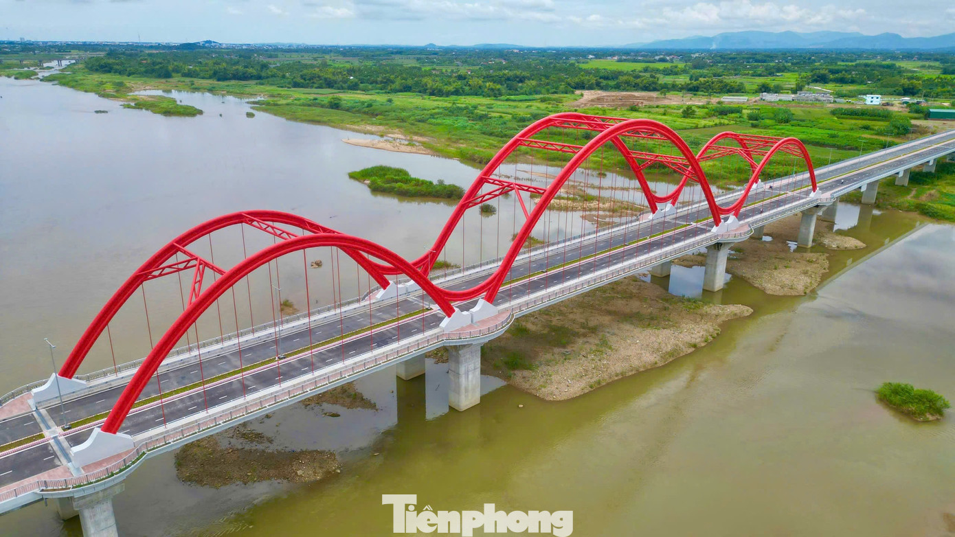 Cận cảnh cầu vòm thép đầu tiên ở Quảng Ngãi mang tên Phước Lộc- Ảnh 3.