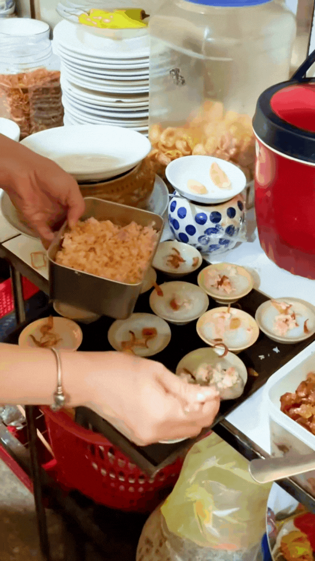 Quán bánh bèo - bánh nậm - bánh lọc 30 năm tuổi chuẩn vị Huế: Du khách thấy là thèm, người xa quê bỗng nhớ quê da diết!- Ảnh 9.