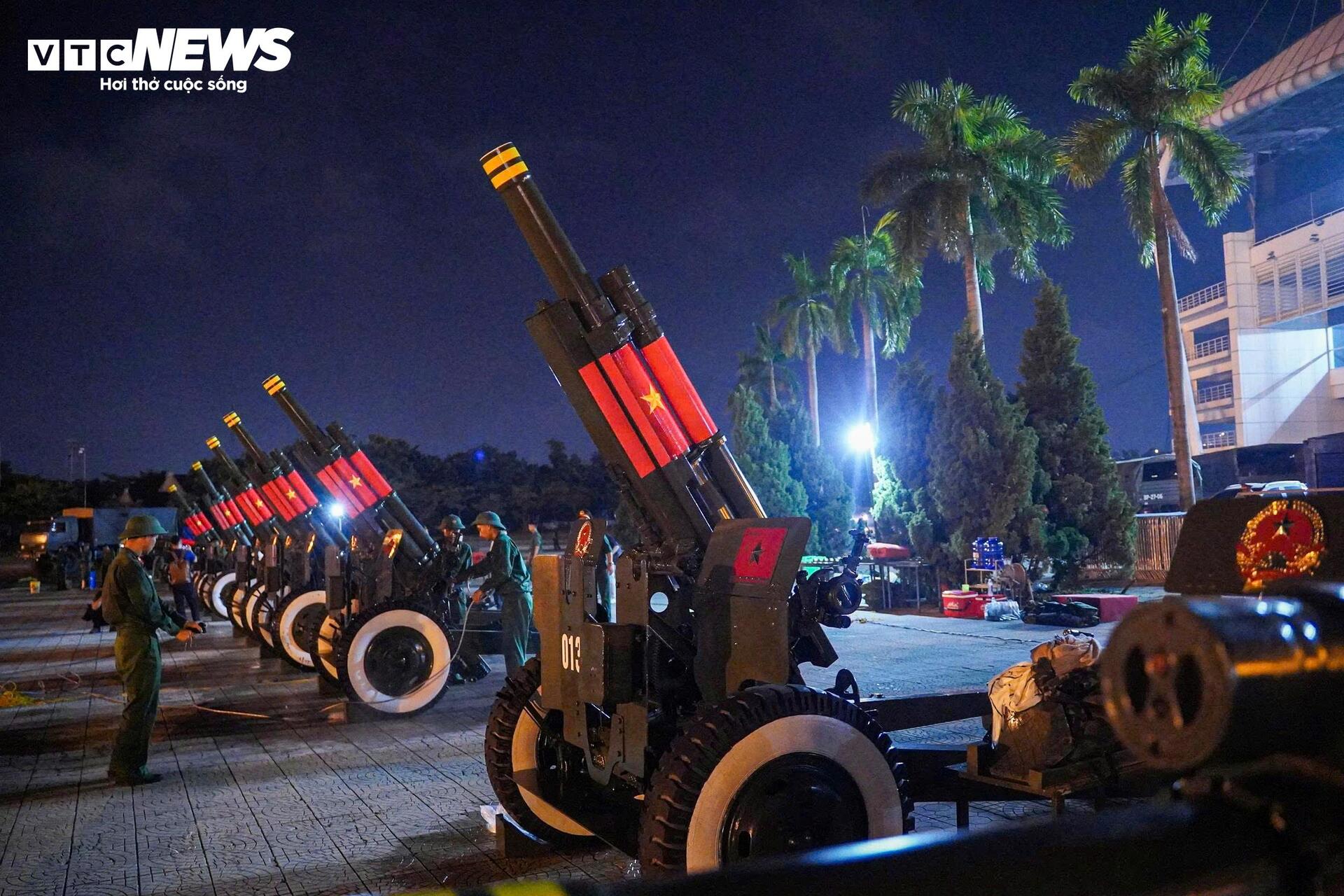 Rầm rập đêm Hà Nội: Đoàn 'binh khí hạng nặng' lộ diện, hối hả về điểm tập kết- Ảnh 8.