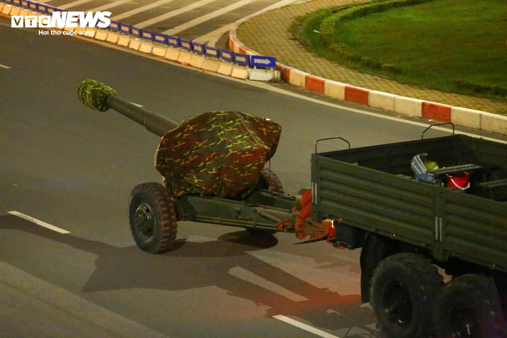 Rầm rập đêm Hà Nội: Đoàn 'binh khí hạng nặng' lộ diện, hối hả về điểm tập kết- Ảnh 11.