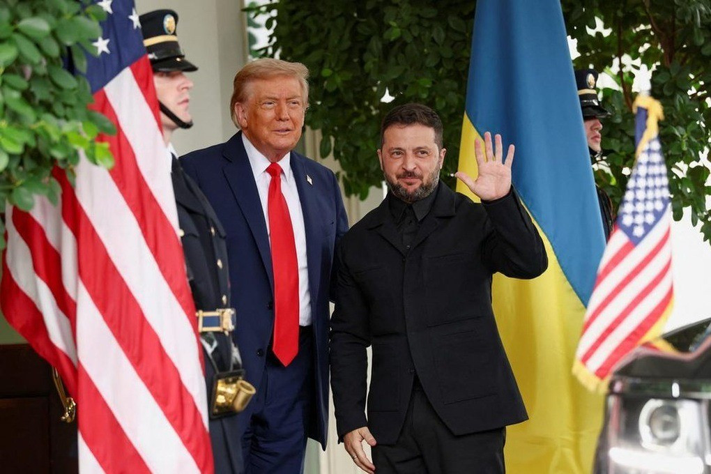 Nhà thiết kế hé lộ về bộ vest mang hy vọng hòa bình của Tổng thống Ukraine- Ảnh 1.