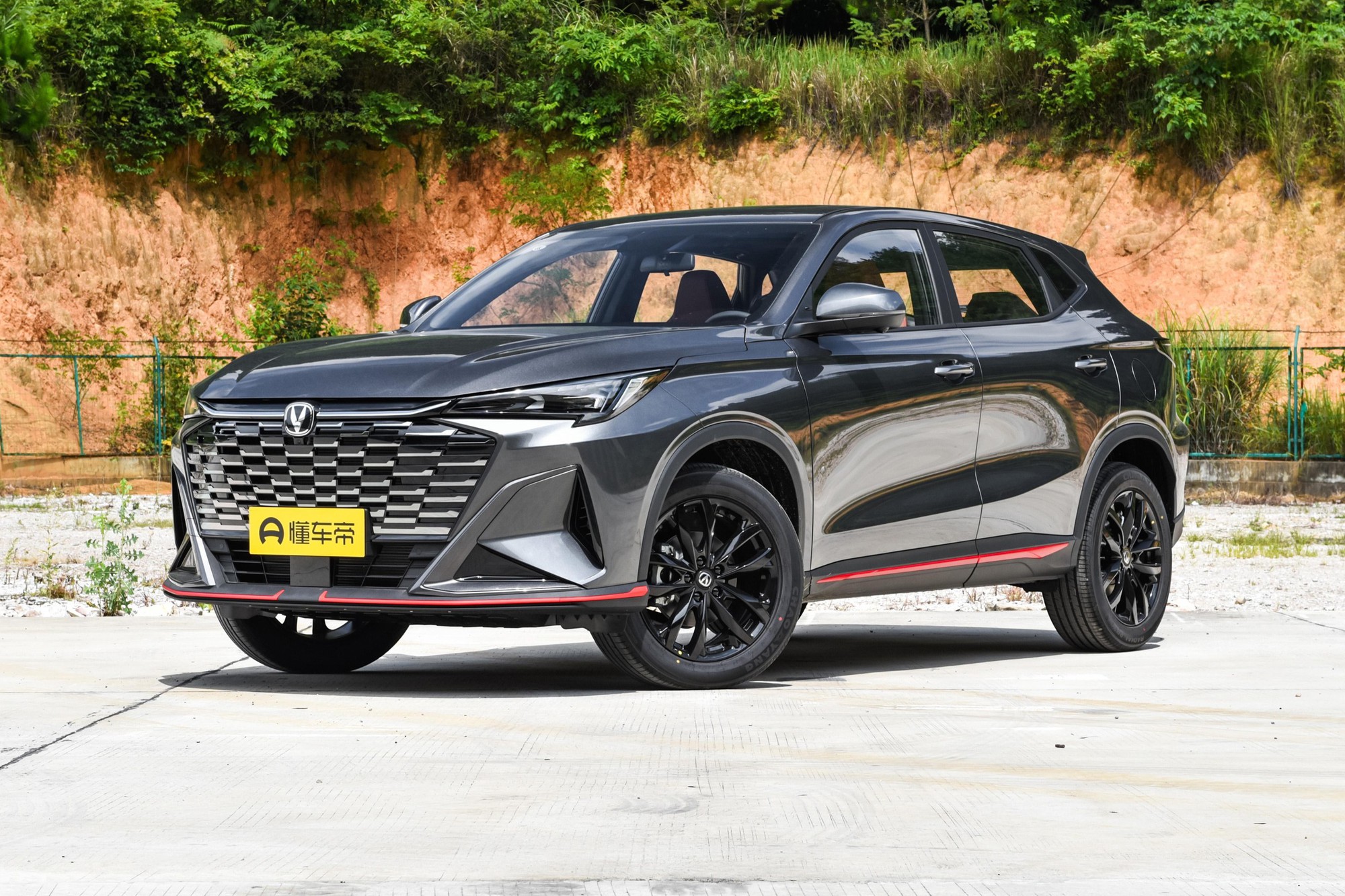 'Ông trùm' xe tải tại Việt Nam trình làng mẫu SUV ngang cỡ Mazda CX-5: ngoại hình thể thao, giá rẻ hơn cả Kia Morning- Ảnh 1.