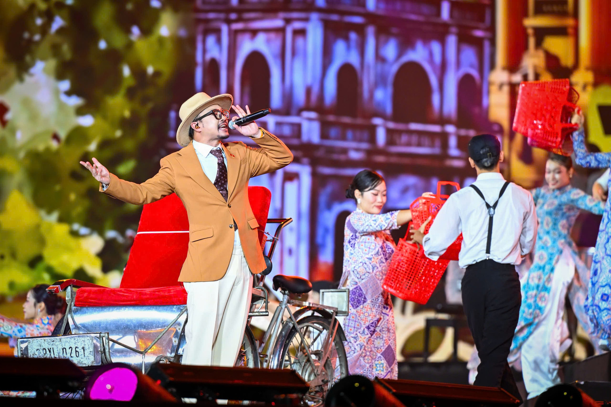 Sức ép ngược từ những biển người- Ảnh 2.