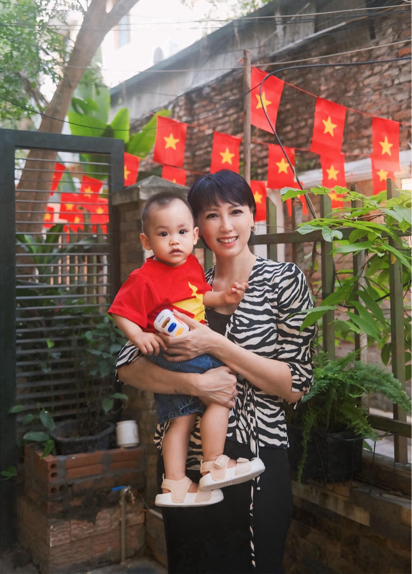 Mẹ vợ hot nhất làng bóng đá lại gây sốt với khoảnh khắc Mẹ vợ hot nhất làng bóng đá lại gây sốt với khoảnh khắc