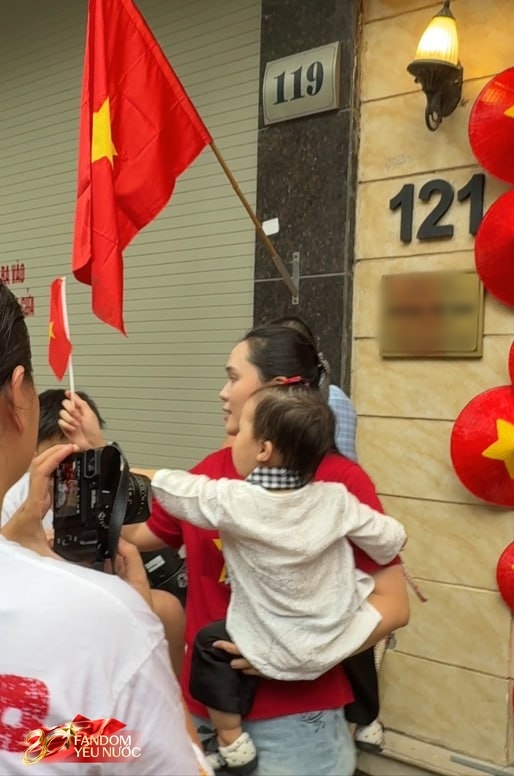 [CLIP] Quỳnh Anh - Huyền Mi xuất hiện giản dị, con gái Duy Mạnh trở thành "ngôi sao" được mẹ bế ra trước biệt thự 6 tầng- Ảnh 6.