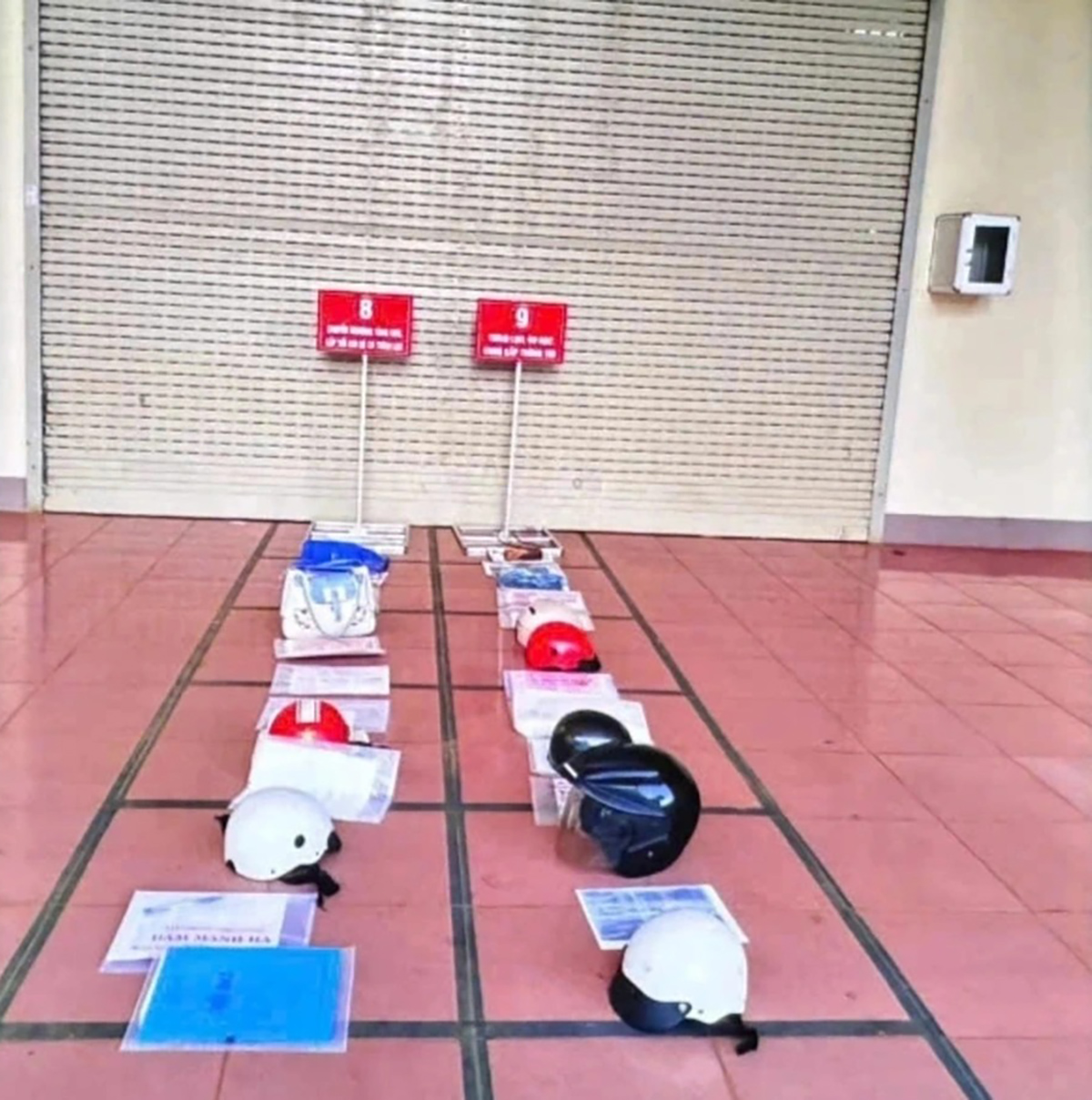 Văn phòng ĐKĐĐ tỉnh Đắk Lắk nói gì về việc người dân "xếp hàng" bằng mũ bảo hiểm?- Ảnh 1. Văn phòng ĐKĐĐ tỉnh Đắk Lắk nói gì về việc người dân "xếp hàng" bằng mũ bảo hiểm?- Ảnh 1.