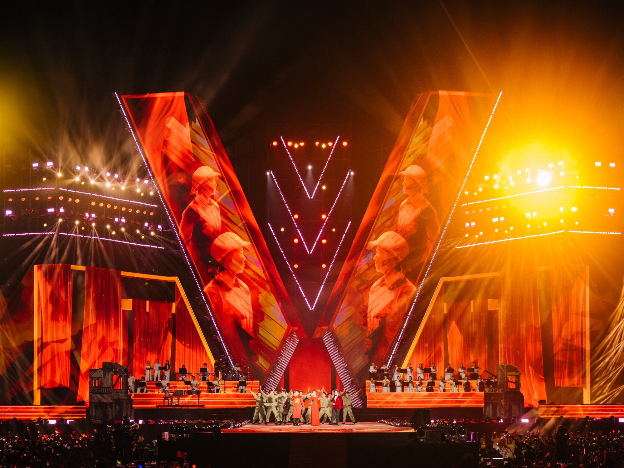 Sức ép ngược từ những biển người- Ảnh 5.