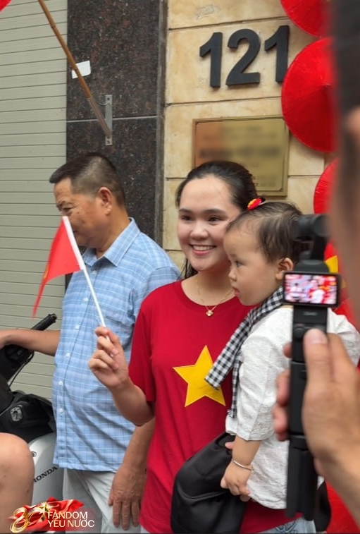 [CLIP] Quỳnh Anh - Huyền Mi xuất hiện giản dị, con gái Duy Mạnh trở thành "ngôi sao" được mẹ bế ra trước biệt thự 6 tầng- Ảnh 7.