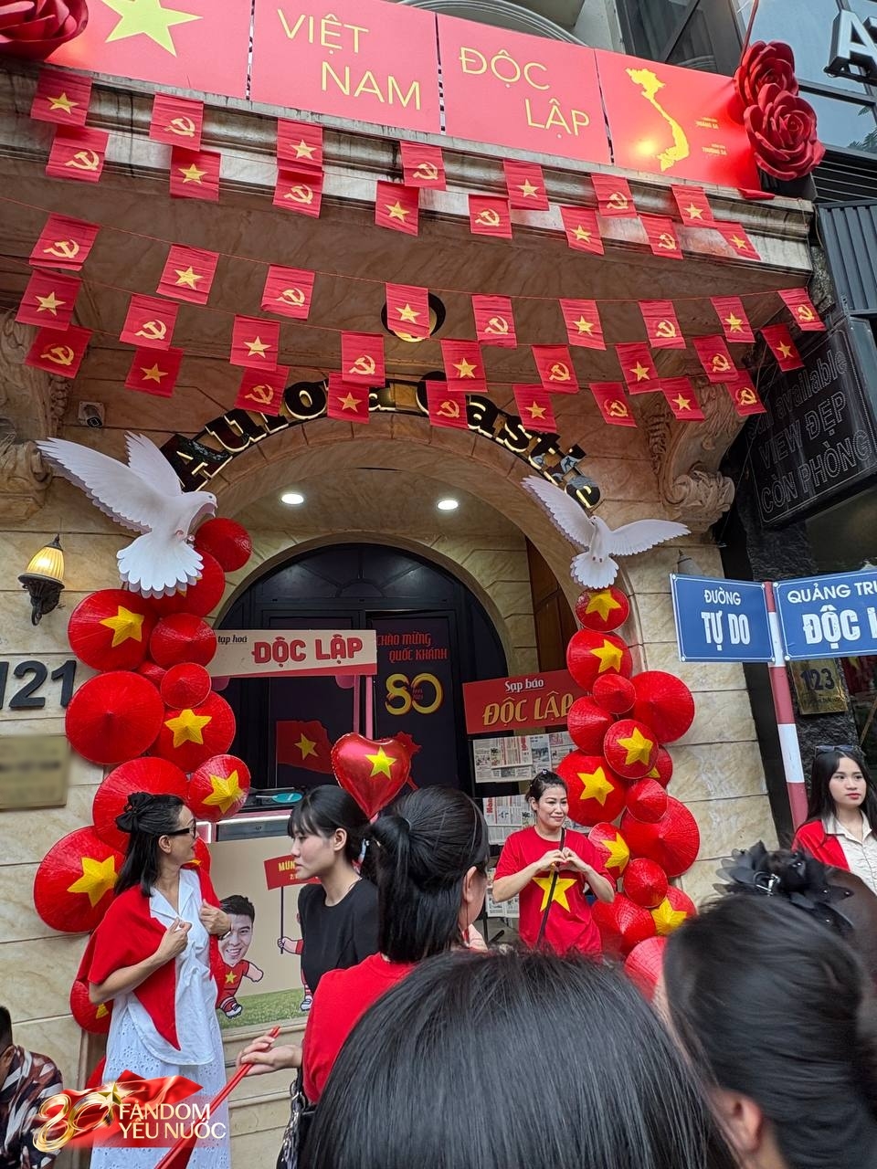 [CLIP] Quỳnh Anh - Huyền Mi xuất hiện giản dị, con gái Duy Mạnh trở thành "ngôi sao" được mẹ bế ra trước biệt thự 6 tầng- Ảnh 5.