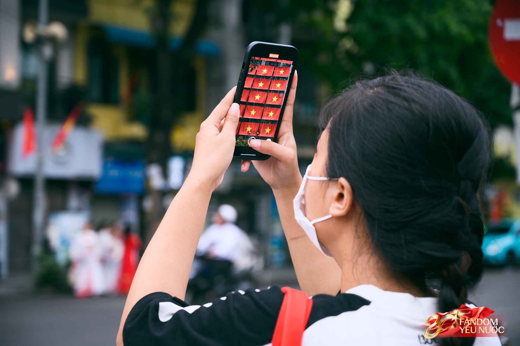 "Bức tường" cờ đỏ sao vàng đang hot nhất hiện tại: Ngay trung tâm Hà Nội, thu hút dân tình đến check-in- Ảnh 6.