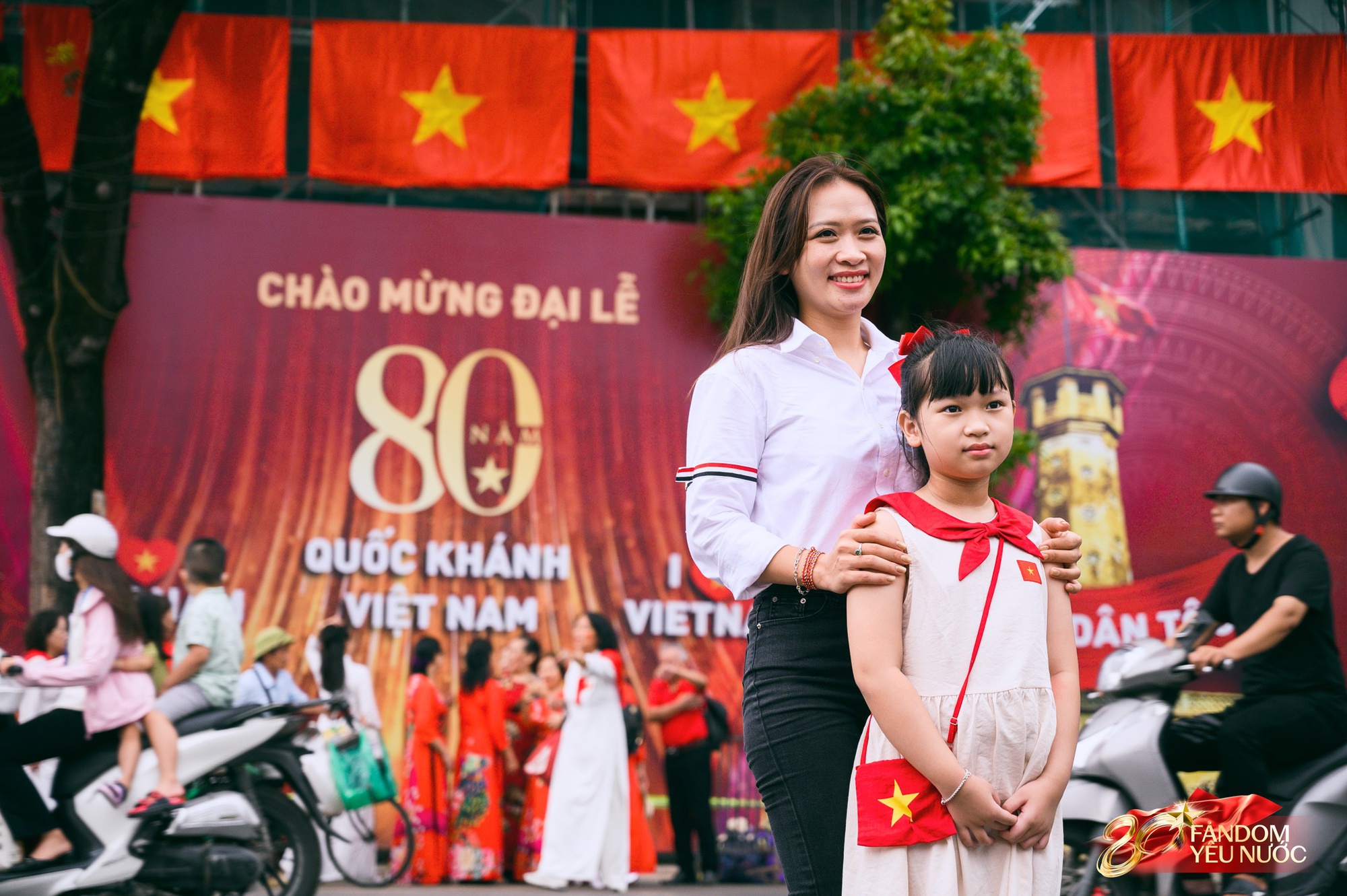 "Bức tường" cờ đỏ sao vàng đang hot nhất hiện tại: Ngay trung tâm Hà Nội, thu hút dân tình đến check-in- Ảnh 7.