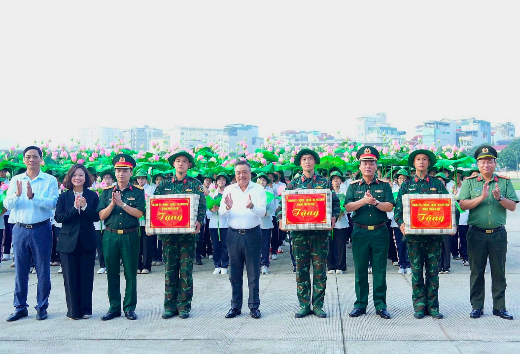 Hà Nội phát miễn phí nước uống và đồ ăn cho người dân xem diễu binh, diễu hành 2-9- Ảnh 1. Hà Nội phát miễn phí nước uống và đồ ăn cho người dân xem diễu binh, diễu hành 2-9- Ảnh 1.
