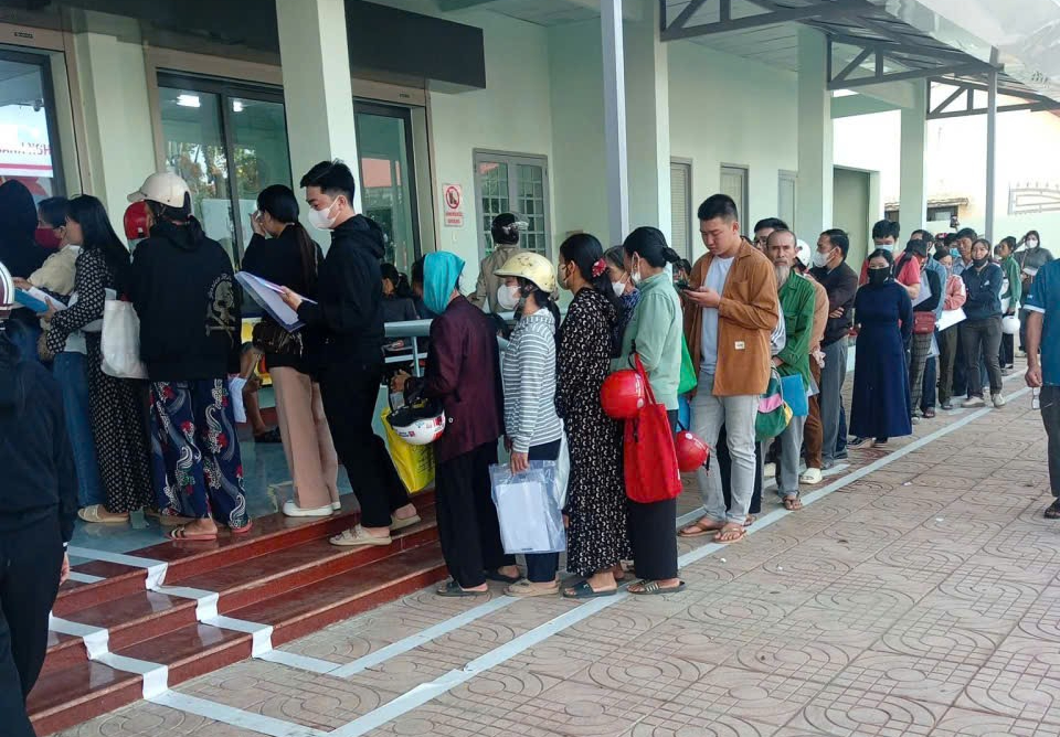 Văn phòng ĐKĐĐ tỉnh Đắk Lắk nói gì về việc người dân "xếp hàng" bằng mũ bảo hiểm?- Ảnh 2. Văn phòng ĐKĐĐ tỉnh Đắk Lắk nói gì về việc người dân "xếp hàng" bằng mũ bảo hiểm?- Ảnh 2.