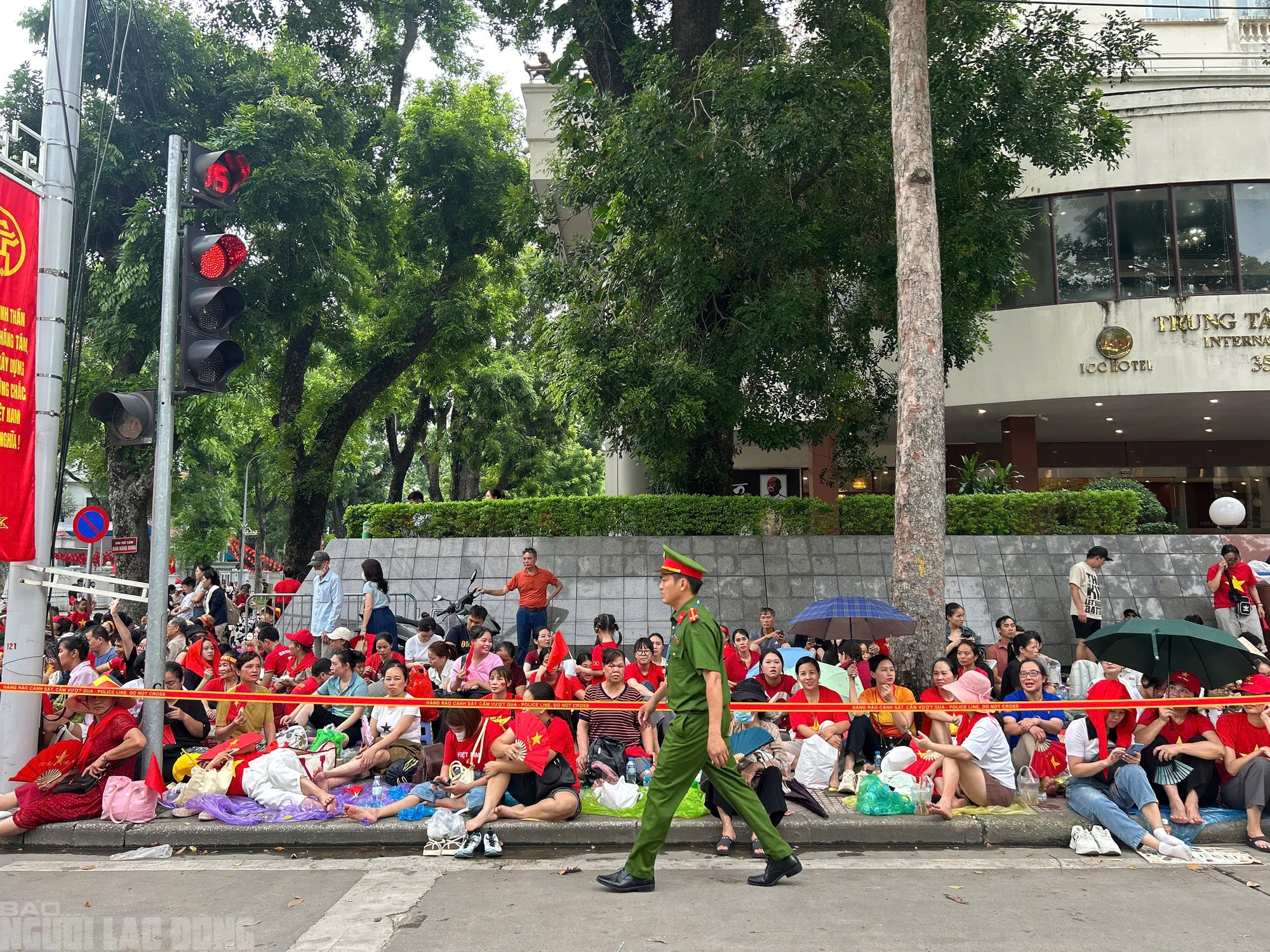 VIDEO: Hàng ngàn người đổ về Ba Đình "giữ chỗ" chờ xem tổng hợp luyện diễu binh- Ảnh 4. VIDEO: Hàng ngàn người đổ về Ba Đình "giữ chỗ" chờ xem tổng hợp luyện diễu binh- Ảnh 4.