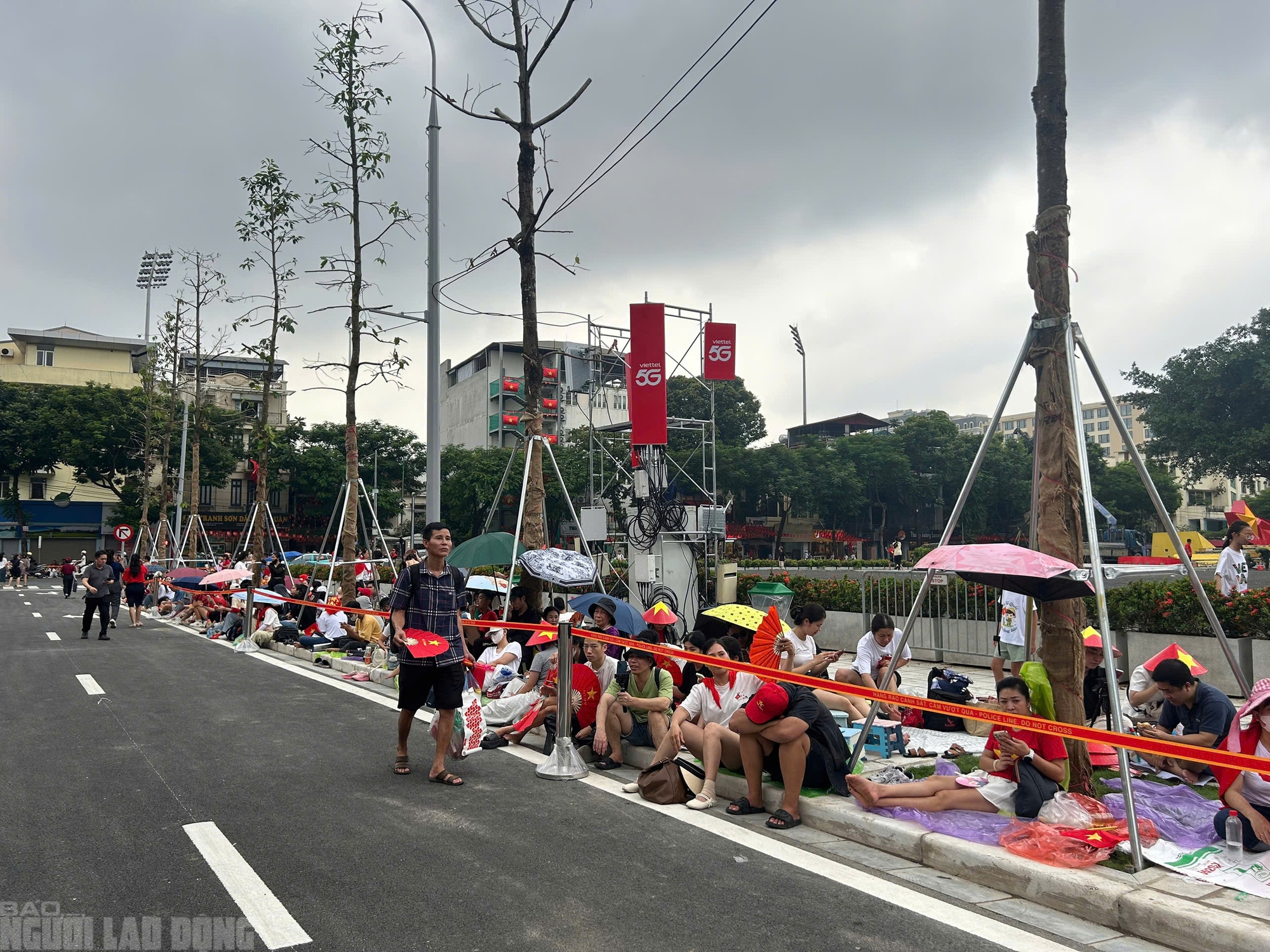 VIDEO: Hàng ngàn người đổ về Ba Đình "giữ chỗ" chờ xem tổng hợp luyện diễu binh- Ảnh 5. VIDEO: Hàng ngàn người đổ về Ba Đình "giữ chỗ" chờ xem tổng hợp luyện diễu binh- Ảnh 5.
