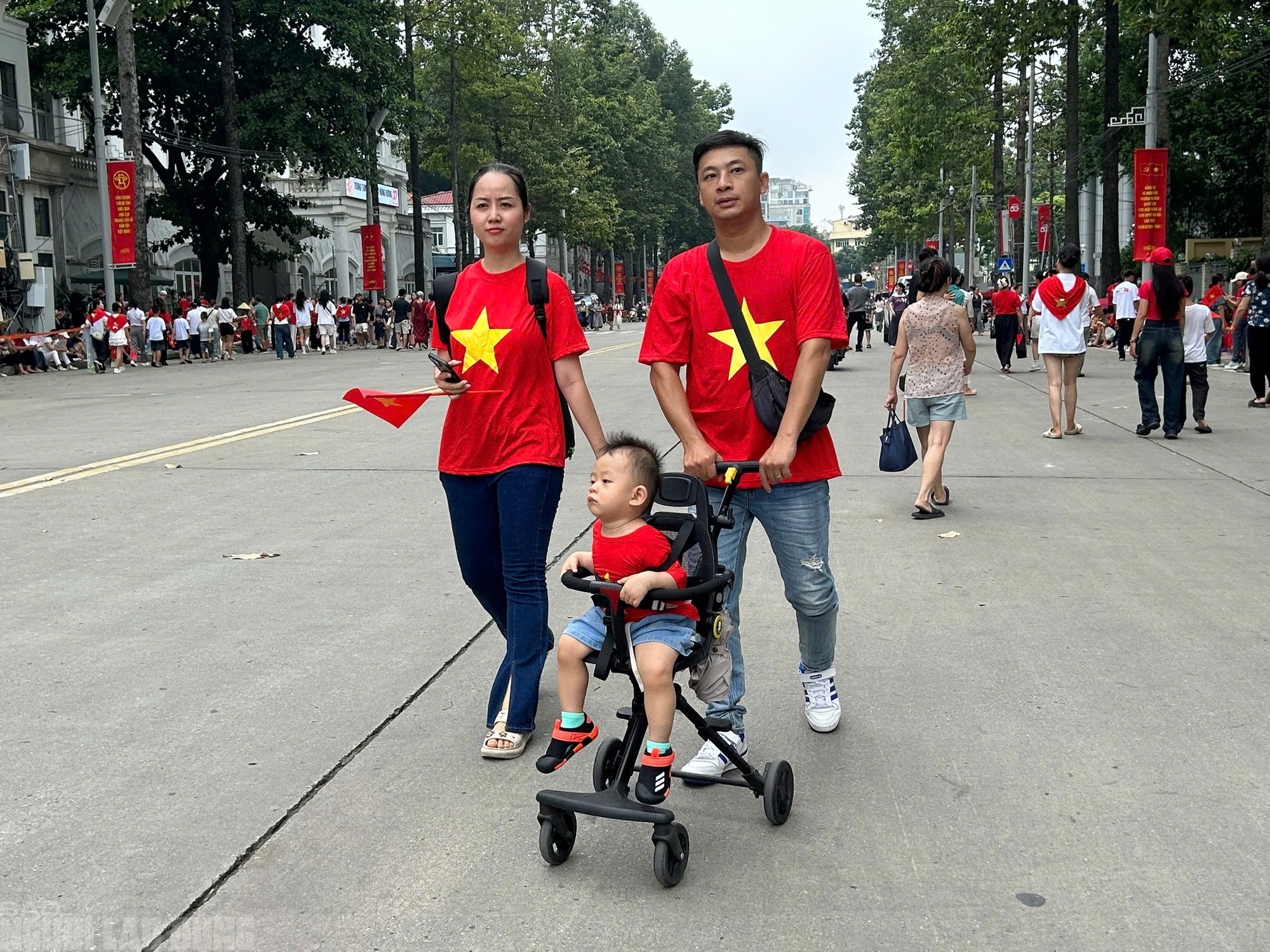 VIDEO: Hàng ngàn người đổ về Ba Đình "giữ chỗ" chờ xem tổng hợp luyện diễu binh- Ảnh 8. VIDEO: Hàng ngàn người đổ về Ba Đình "giữ chỗ" chờ xem tổng hợp luyện diễu binh- Ảnh 8.