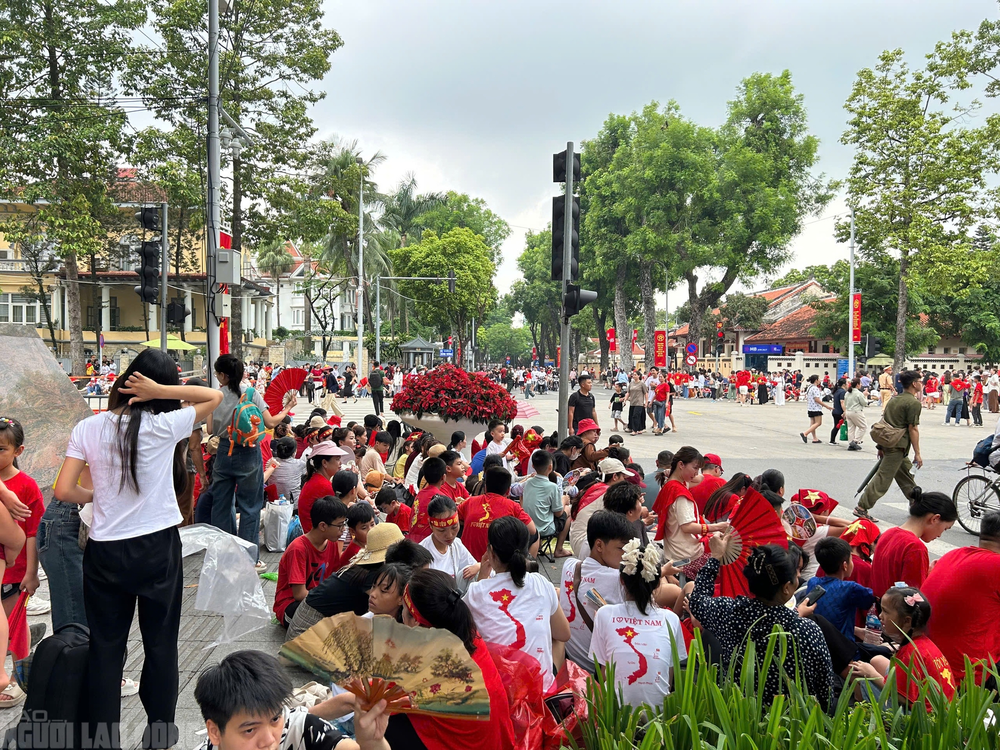 VIDEO: Hàng ngàn người đổ về Ba Đình "giữ chỗ" chờ xem tổng hợp luyện diễu binh- Ảnh 9. VIDEO: Hàng ngàn người đổ về Ba Đình "giữ chỗ" chờ xem tổng hợp luyện diễu binh- Ảnh 9.