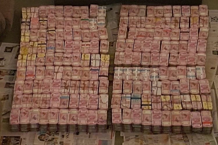 Đột kích cơ sở của giám đốc công ty xây dựng đường bộ và cao tốc, tịch thu kỷ lục 494 tỷ đồng chất đống như gạch, 100 kg vàng ròng trị giá 280 tỷ đồng- Ảnh 1. Đột kích cơ sở của giám đốc công ty xây dựng đường bộ và cao tốc, tịch thu kỷ lục 494 tỷ đồng chất đống như gạch, 100 kg vàng ròng trị giá 280 tỷ đồng- Ảnh 1.