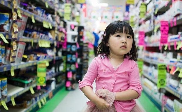 Giữa siêu thị đông đúc, lời con nhỏ làm một người mẹ òa khóc- Ảnh 1. Giữa siêu thị đông đúc, lời con nhỏ làm một người mẹ òa khóc- Ảnh 1.