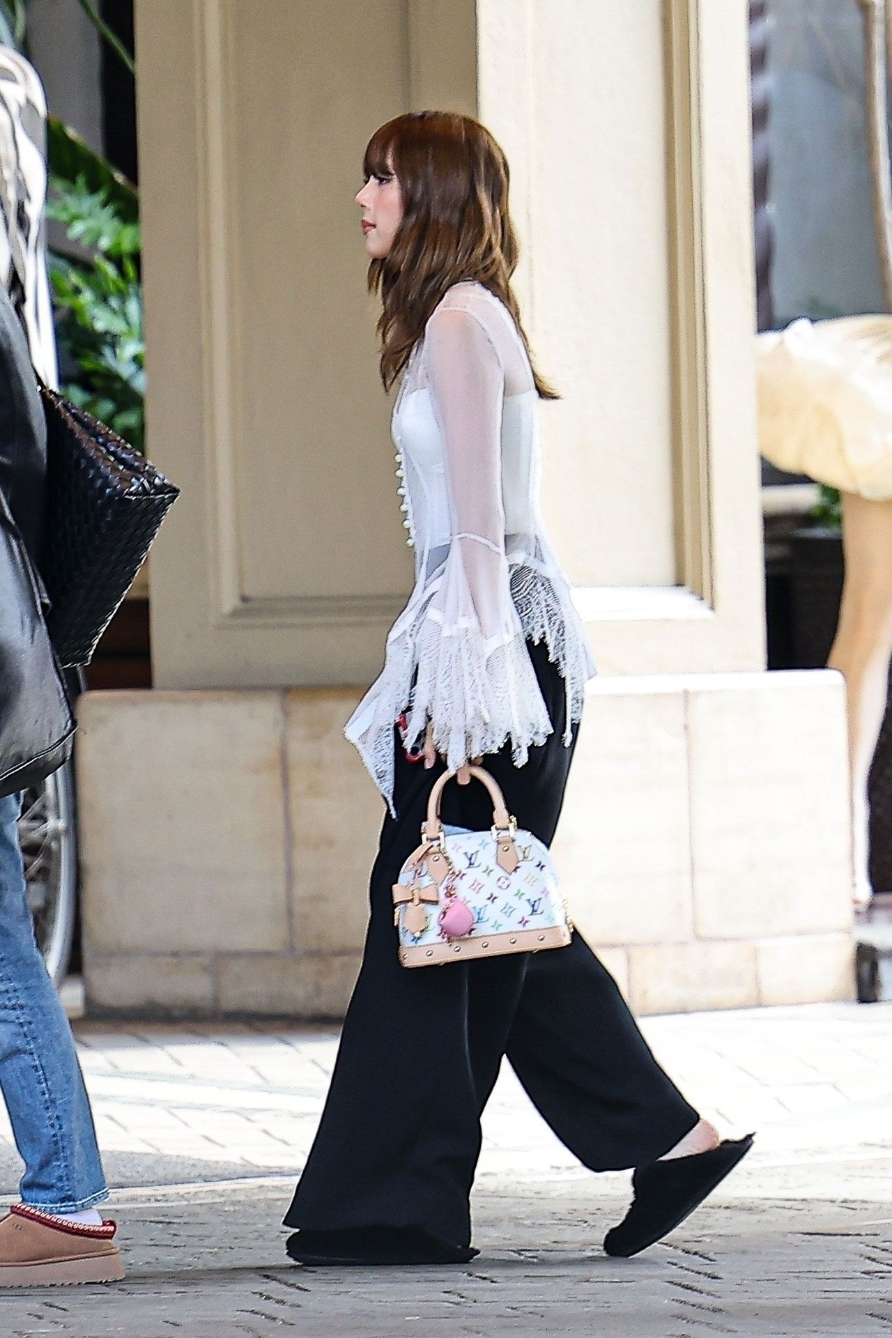Cùng một túi Louis Vuitton, Phương Nhi mang đi sự kiện với nhà chồng, Lisa đi chơi cùng bạn tỷ phú- Ảnh 2.