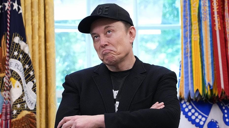 Elon Musk đứng trước nguy cơ “mất cả chì lẫn chài”: Bị gọi hầu tòa vì bỏ tiền tài trợ "xổ số bầu cử" nhưng trớ trêu là mối quan hệ với ông Trump giờ chẳng tốt đẹp gì- Ảnh 1.