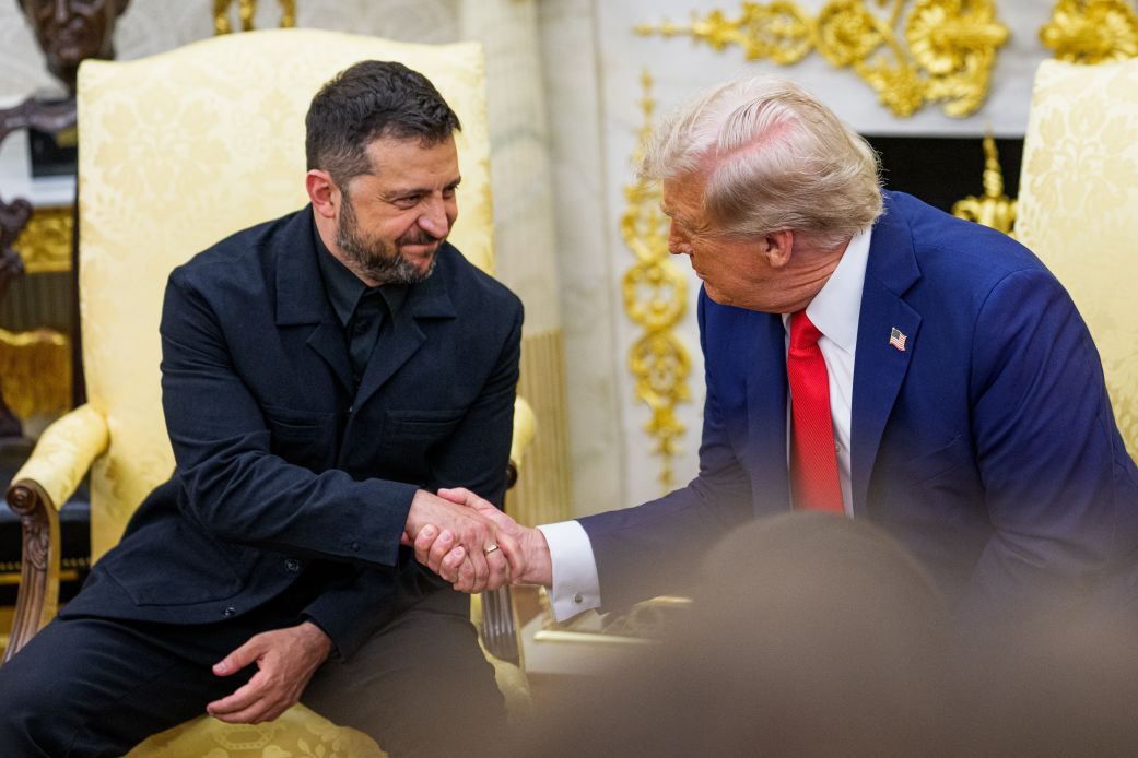 Từ chỉ trích đến khen ngợi: 'Lá bùa may mắn' giúp Tổng thống Ukraine xích lại gần ông Trump- Ảnh 1.