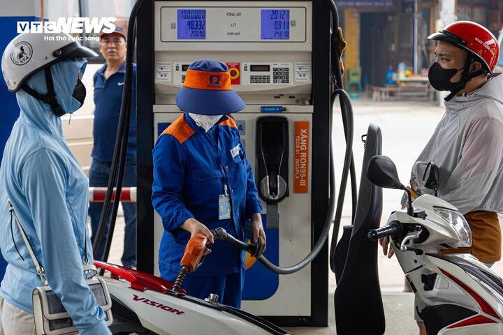 Giá xăng đồng loạt tăng, giá dầu giảm- Ảnh 1.
