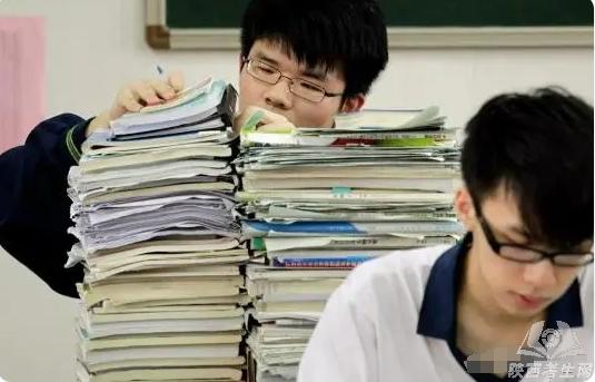 Nam sinh đỗ đại học top đầu nhưng cha mẹ vừa xem giấy báo trúng tuyển liền nói: 'Học lại còn hơn thi đậu'- Ảnh 2. Nam sinh đỗ đại học top đầu nhưng cha mẹ vừa xem giấy báo trúng tuyển liền nói: 'Học lại còn hơn thi đậu'- Ảnh 2.