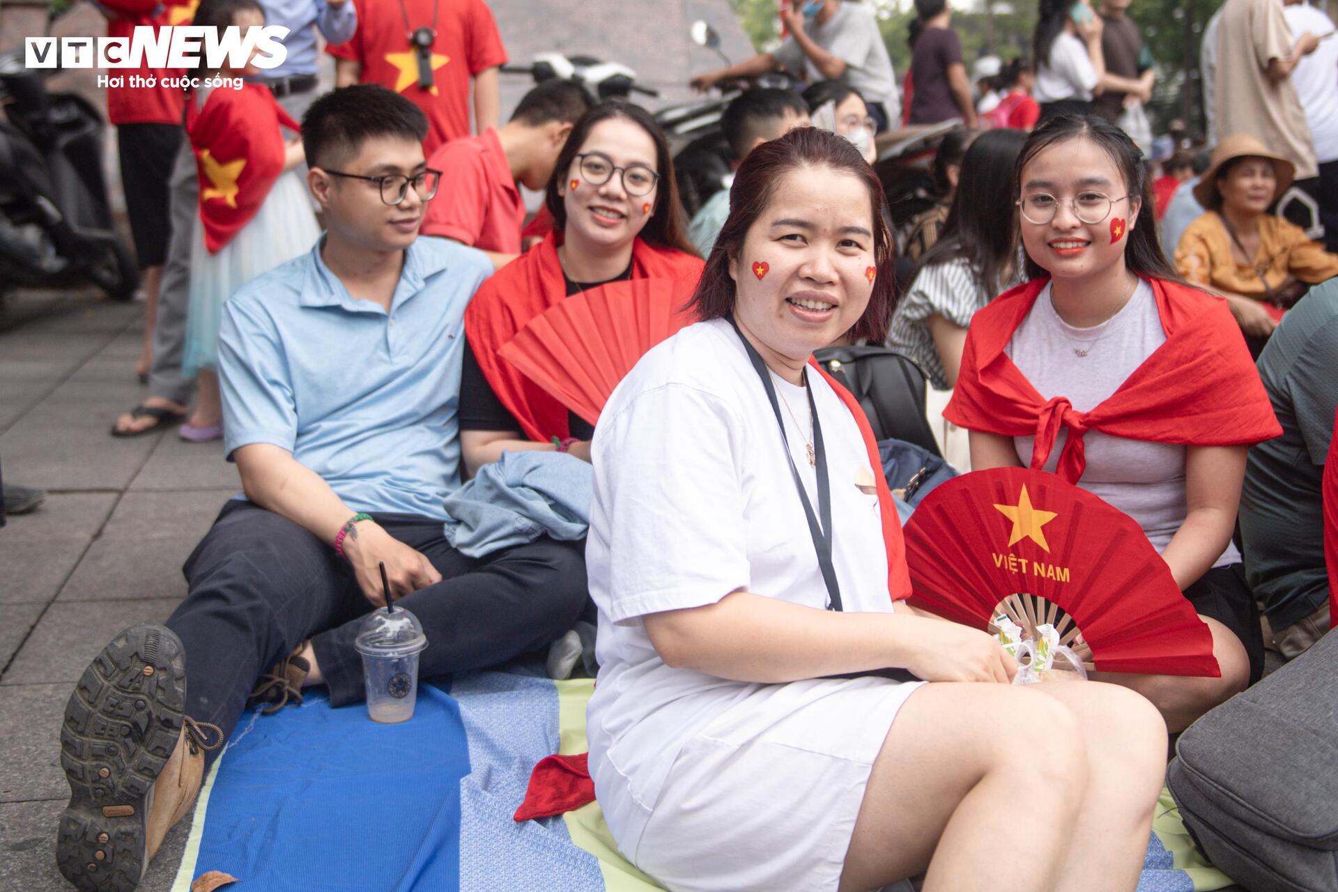 Dòng người đến từ tinh mơ, háo hức chờ xem tổng hợp luyện diễu binh ở Quảng trường Ba Đình- Ảnh 7.