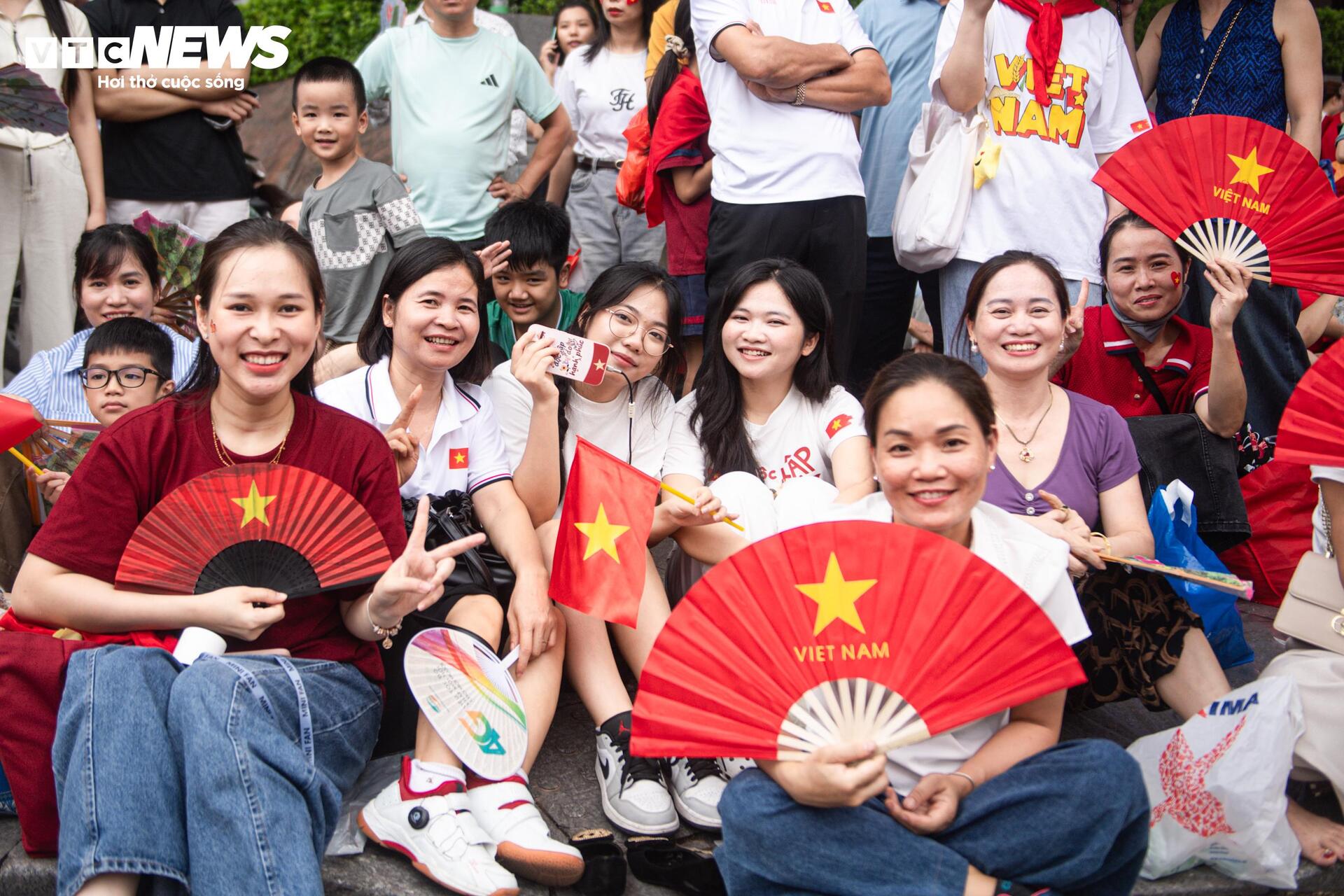 Dòng người đến từ tinh mơ, háo hức chờ xem tổng hợp luyện diễu binh ở Quảng trường Ba Đình- Ảnh 8.