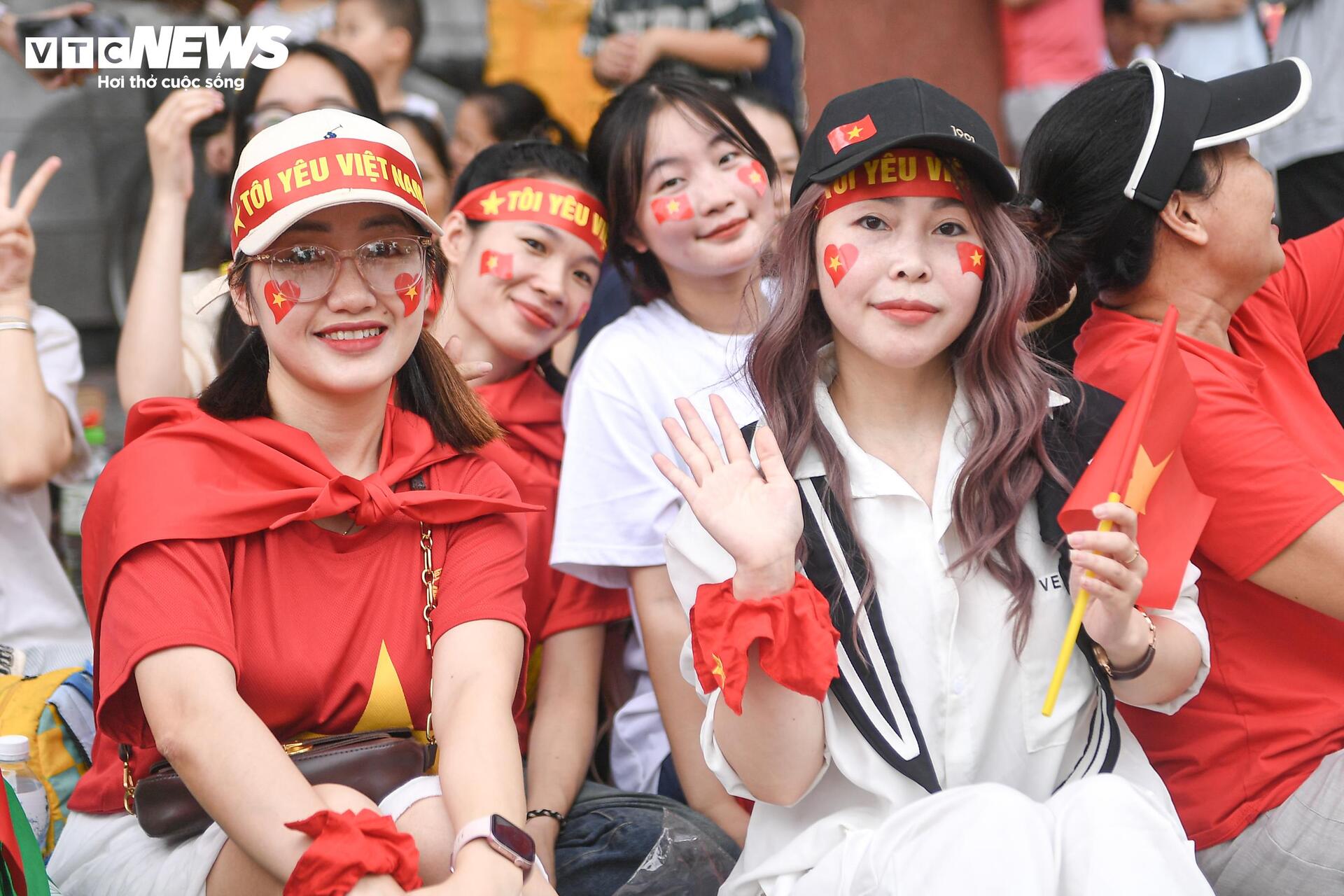 Dòng người đến từ tinh mơ, háo hức chờ xem tổng hợp luyện diễu binh ở Quảng trường Ba Đình- Ảnh 4.