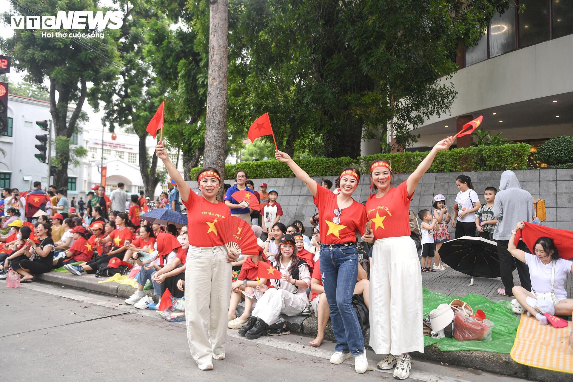 Dòng người đến từ tinh mơ, háo hức chờ xem tổng hợp luyện diễu binh ở Quảng trường Ba Đình- Ảnh 6.