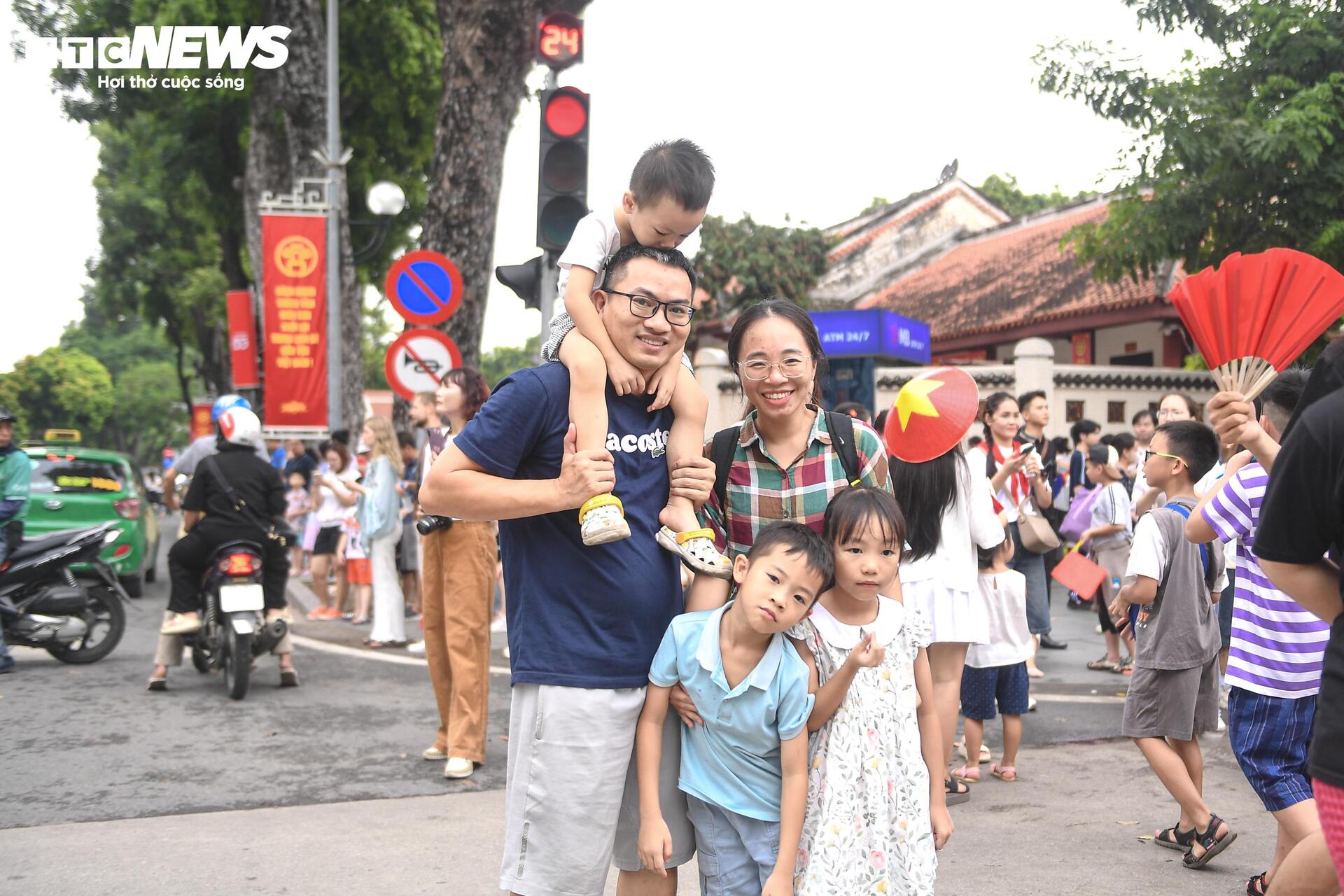 Dòng người đến từ tinh mơ, háo hức chờ xem tổng hợp luyện diễu binh ở Quảng trường Ba Đình- Ảnh 5.