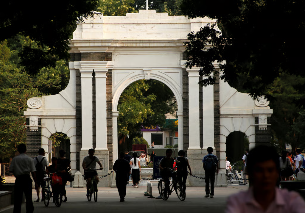 Tặng cả "núi tiền" cho học sinh đỗ đại học điểm cao, 1 trường quốc tế bị chỉ trích- Ảnh 2.
