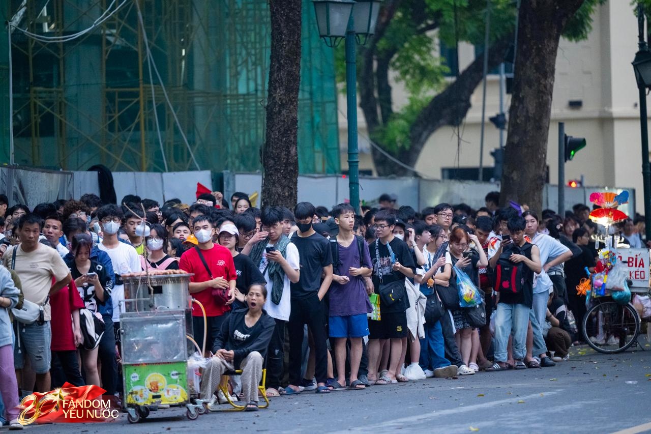 Cảnh tượng hiếm thấy: Nhà hát Lớn Hà Nội ken đặc dòng người, nhiều bạn trẻ xếp hàng từ 21h tối qua để nhận vé concert- Ảnh 18.