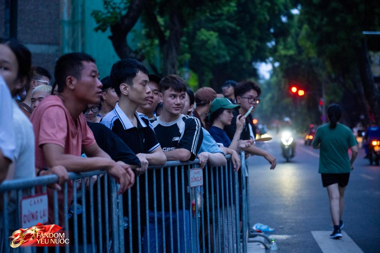 Cảnh tượng hiếm thấy: Nhà hát Lớn Hà Nội ken đặc dòng người, nhiều bạn trẻ xếp hàng từ 21h tối qua để nhận vé concert- Ảnh 10.
