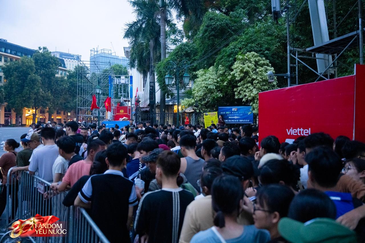 Cảnh tượng hiếm thấy: Nhà hát Lớn Hà Nội ken đặc dòng người, nhiều bạn trẻ xếp hàng từ 21h tối qua để nhận vé concert- Ảnh 4.