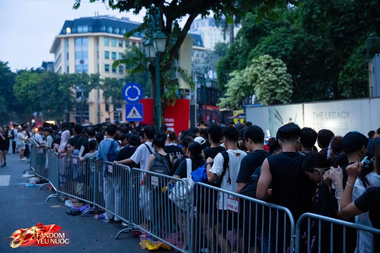 Cảnh tượng hiếm thấy: Nhà hát Lớn Hà Nội ken đặc dòng người, nhiều bạn trẻ xếp hàng từ 21h tối qua để nhận vé concert- Ảnh 3.