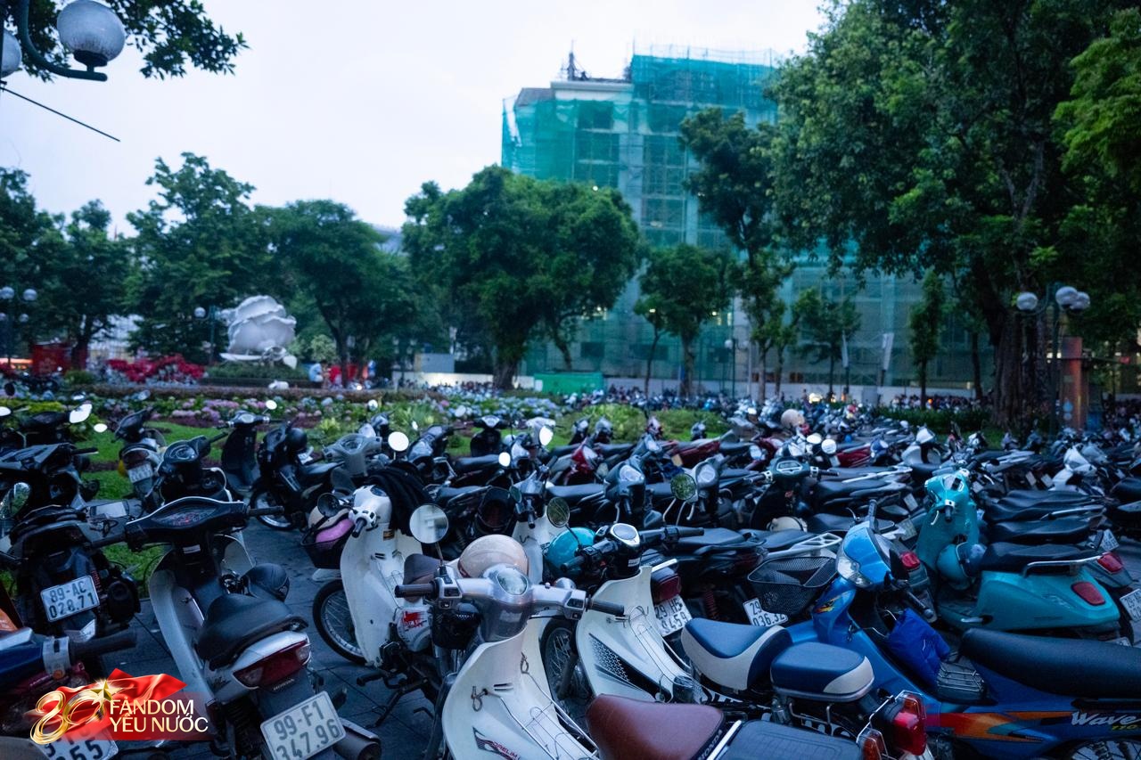 Cảnh tượng hiếm thấy: Nhà hát Lớn Hà Nội ken đặc dòng người, nhiều bạn trẻ xếp hàng từ 21h tối qua để nhận vé concert- Ảnh 22.